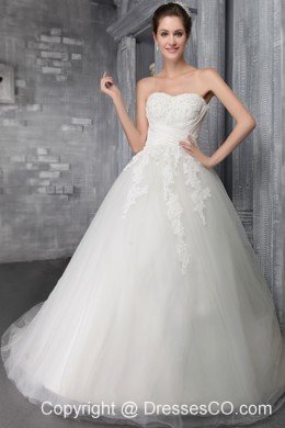 Elegant Ball Gown Strapless Chapel Train Tulle Appliques Wedding Dress