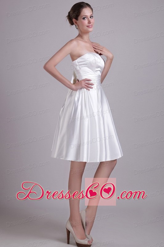 White A-line Strapless Knee-length Taffeta Bowknot Wedding Dress