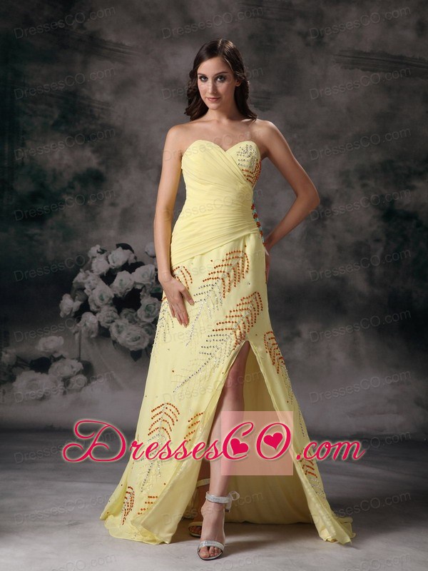 Yellow Column / Sheath Elegant Prom Dress Chiffon Beading