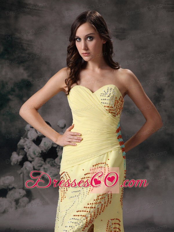 Yellow Column / Sheath Elegant Prom Dress Chiffon Beading