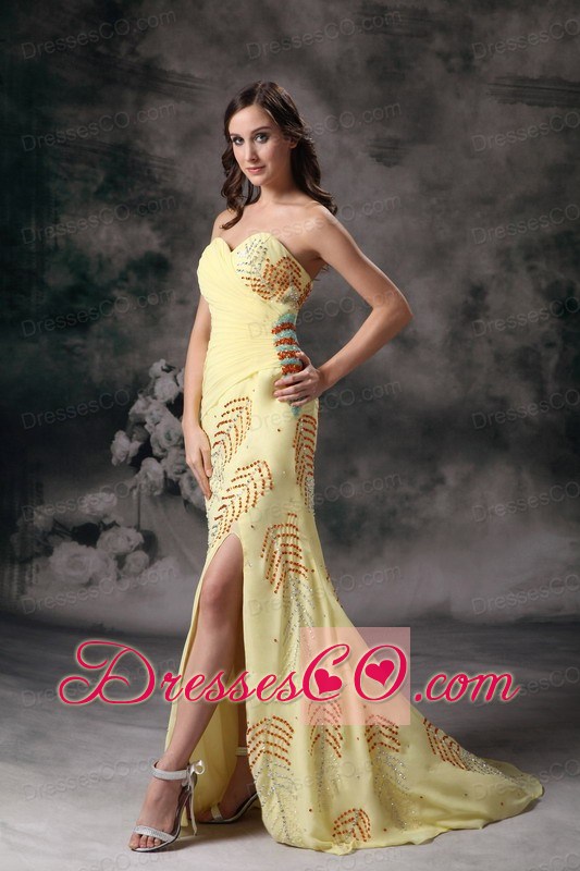 Yellow Column / Sheath Elegant Prom Dress Chiffon Beading