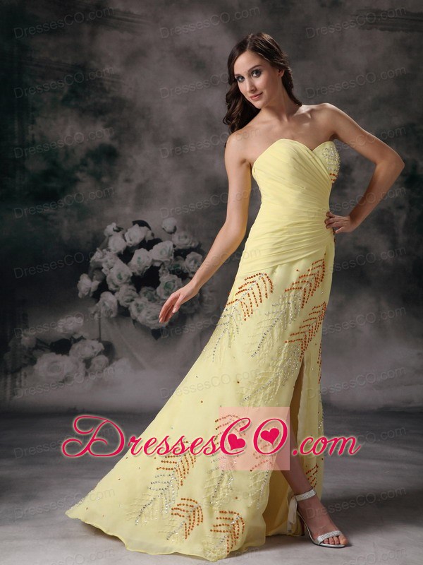 Yellow Column / Sheath Elegant Prom Dress Chiffon Beading