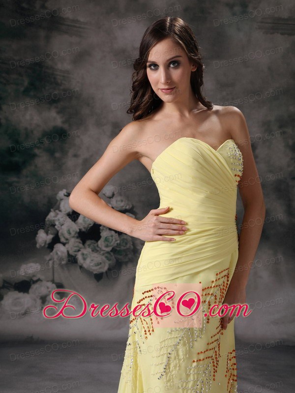 Yellow Column / Sheath Elegant Prom Dress Chiffon Beading